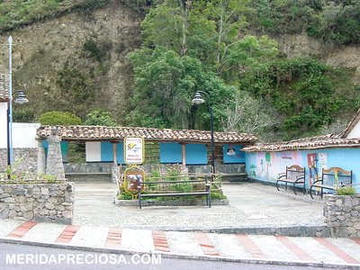 La pequea Plaza Bolvar de Cacute. Foto : Jairo Orozco  07 abril 2007