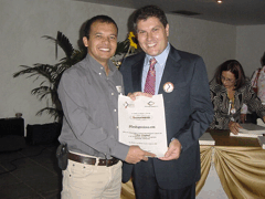 El Presidente de MridaPreciosa.com, Jairo Orozco, recibio el reconocimiento de manos del Lic Jos Luis Garca, Presidente de Ediciones URANO y  Editorial Pomaire Venezuela S.A