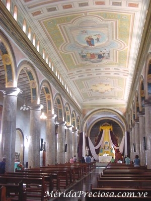 Vista interna de la Iglesia de Bailadores